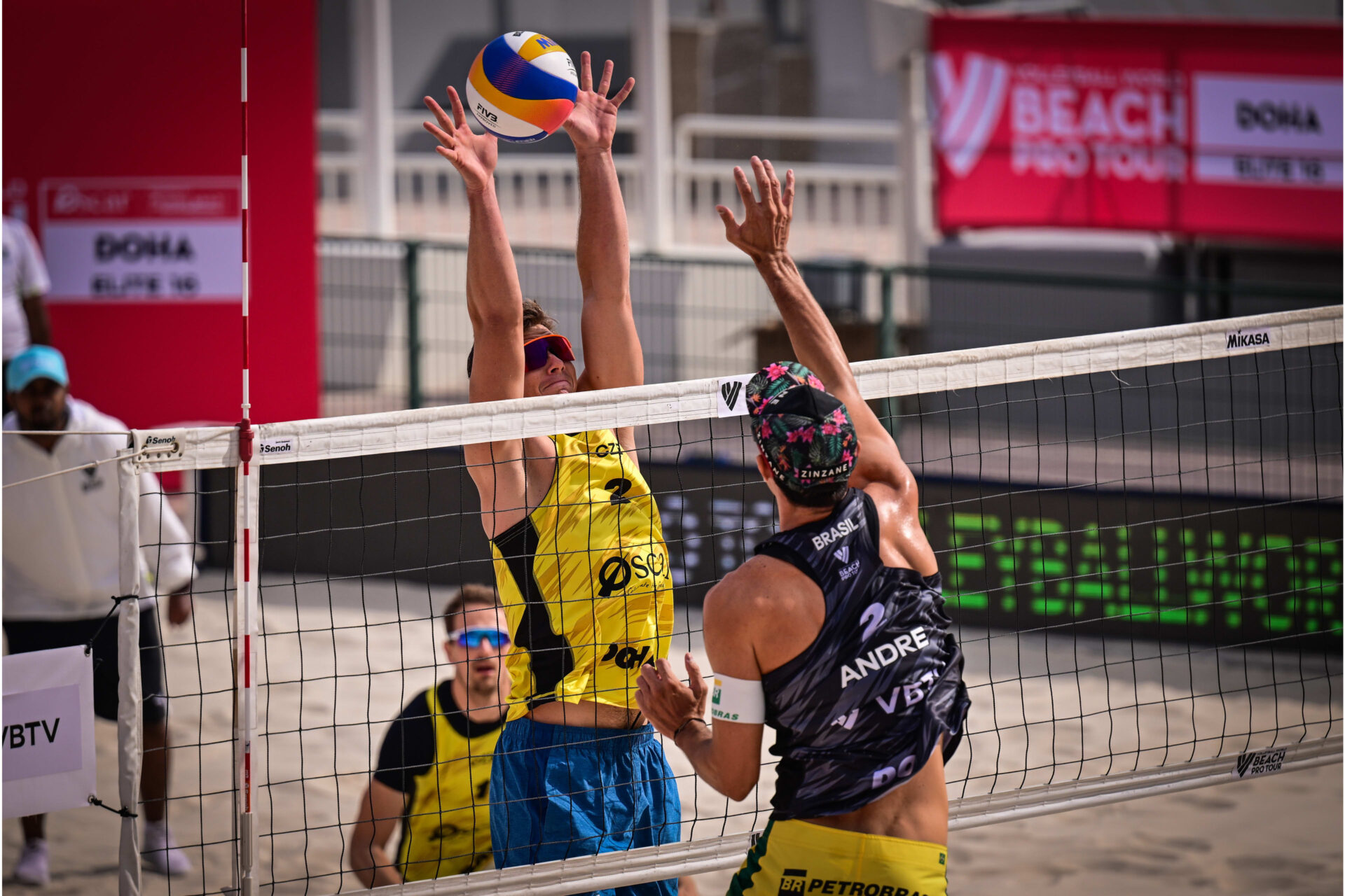 T-Mobile podpoří české beachvolejbalisty Ondřeje Perušiče a Davida Schweinera