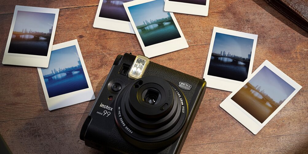 Instantní fotoaparát Fujifilm INSTAX MINI 99 odkazuje na legendární model INSTAX