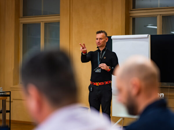 Radim Pařík obsazuje žebříčky bestsellerů Amazonu s knihou „Empathetic Leadership“, napsanou společně s Chrisem Vossem