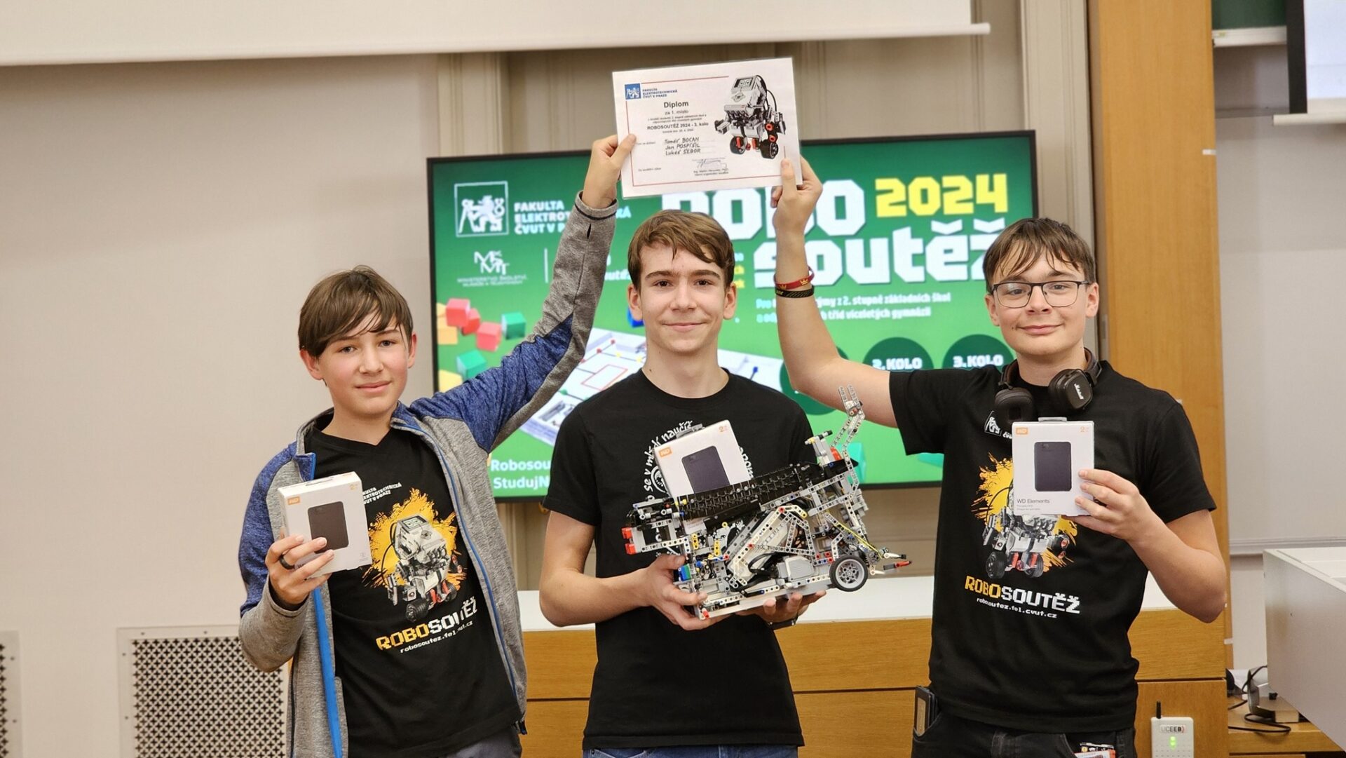 Robosoutěž FEL ČVUT pro základní školy má zatím tři vítěze – toho absolutního poznáme v květnu na festivalu Maker Faire Prague