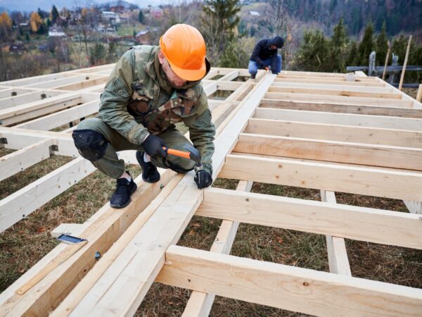 Dřevěná konstrukce při požáru mnohdy překoná ocelovou. Proč dřevostavba špatně hoří?
