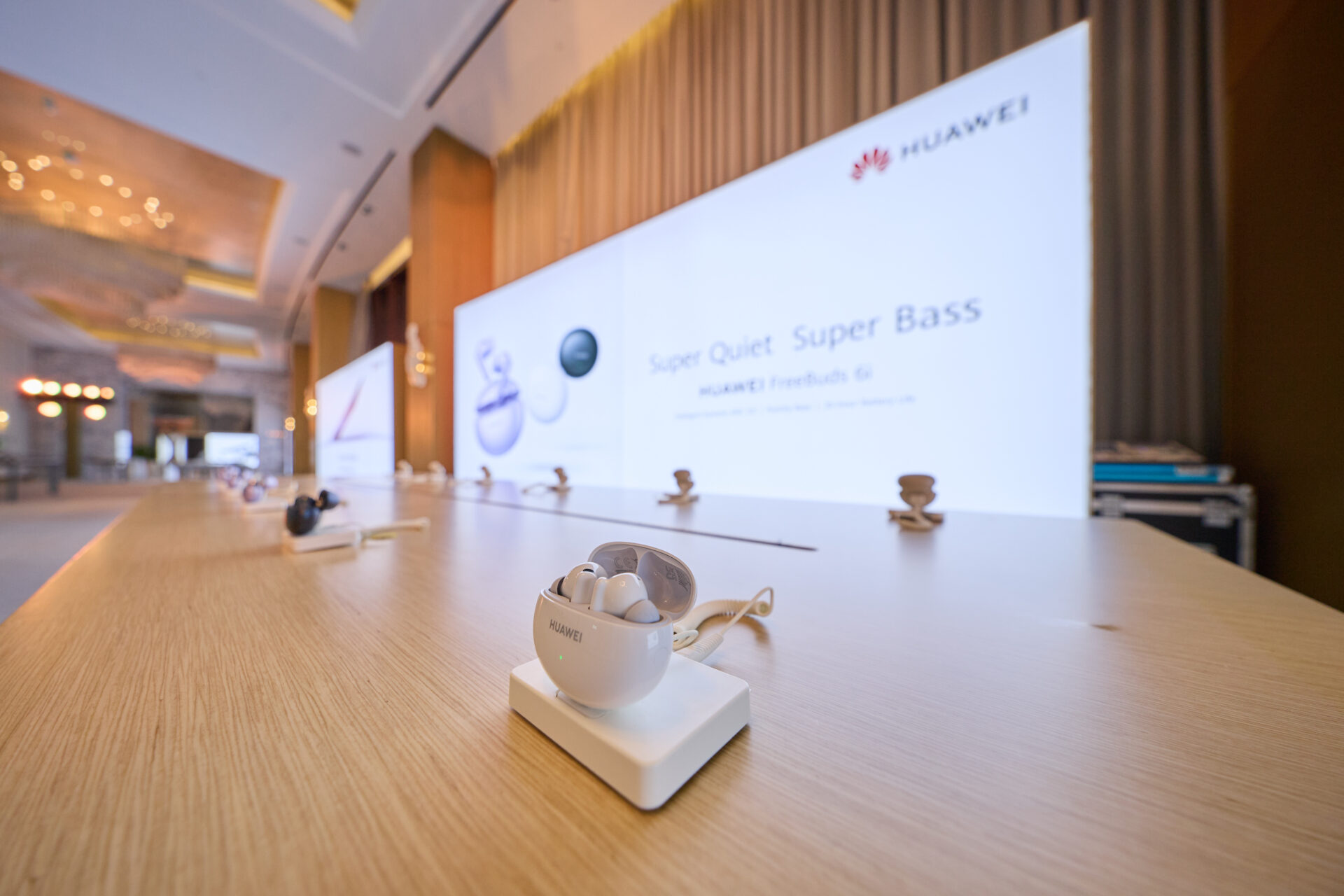 Společnost Huawei představila v Dubaji špičkové inovace a rozšířila portfolio chytrých zařízení