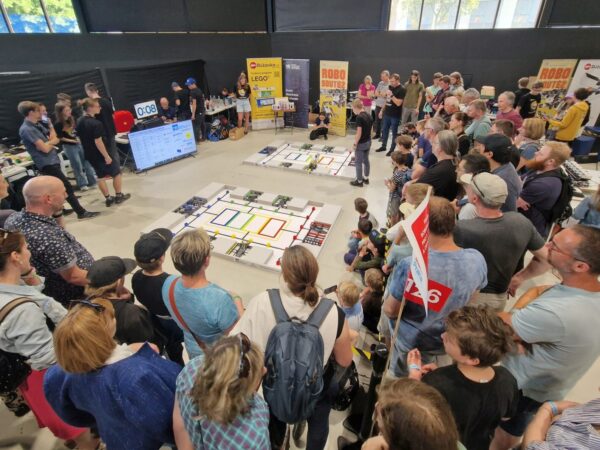 Robosoutěž FEL ČVUT pro základní školy vyhrál tým z Příbrami. Ve finále na festivalu Maker Faire Prague porazil roboty z Prahy 4