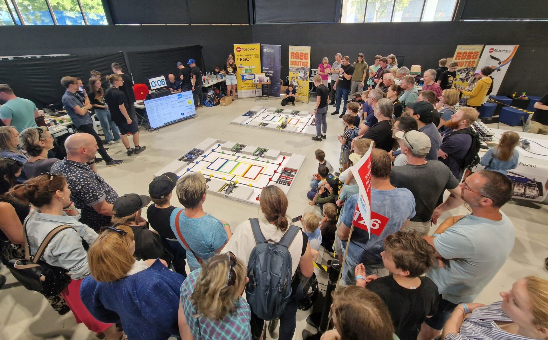 Robosoutěž FEL ČVUT pro základní školy vyhrál tým z Příbrami. Ve finále na festivalu Maker Faire Prague porazil roboty z Prahy 4
