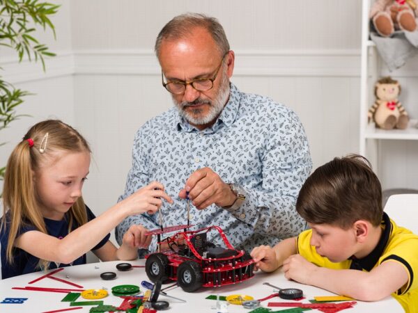 Merkur spouští kampaň na Hithitu. Pomozte i vy a zapojte se do vývoje nových robotických stavebnic či edukačního portálu