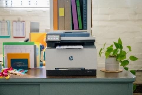 Nové tiskárny HP – navržené s ohledem na udržitelnost, bezpečnost i efektivitu práce