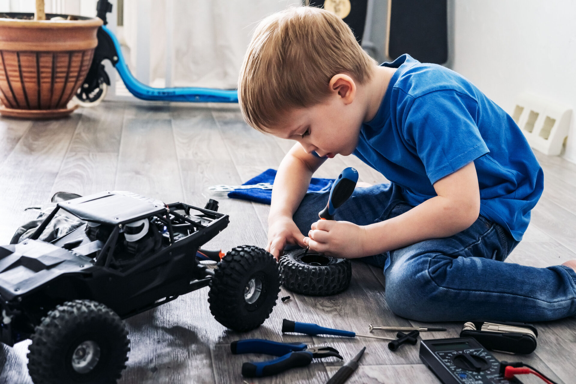 Explozí elektronických hraček na třídicích linkách přibývá. Jaká jsou pravidla jejich recyklace?