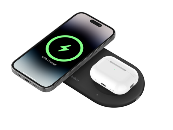 Belkin BoostCharge Pro 2 v 1 podporuje technologii Qi2 a nabíjí současně iPhone a AirPods a další zařízení