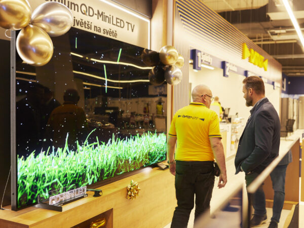 Přesvědčte se, že na velikosti opravdu záleží: Největší televizi na světě – 115“ QD-mini LED TV – si nyní prohlédnete v prodejnách DATART v Praze