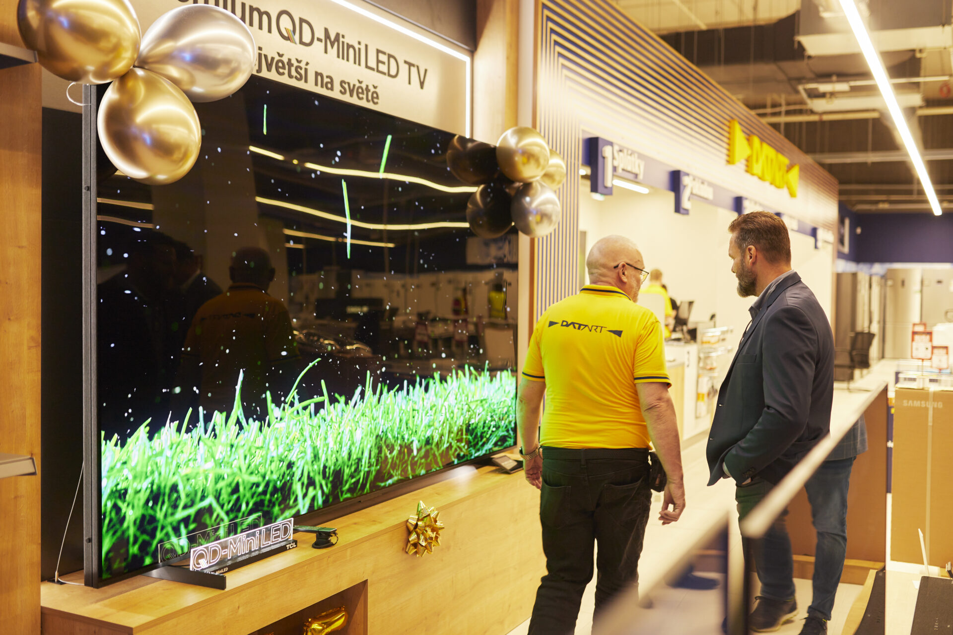 Přesvědčte se, že na velikosti opravdu záleží: Největší televizi na světě – 115“ QD-mini LED TV – si nyní prohlédnete v prodejnách DATART v Praze