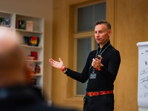 SuccessBooks® oznámilo nový kontrakt o spolupráci Radima Paříka na vydání knihy „Influence and Impact“ s Chrisem Vossem