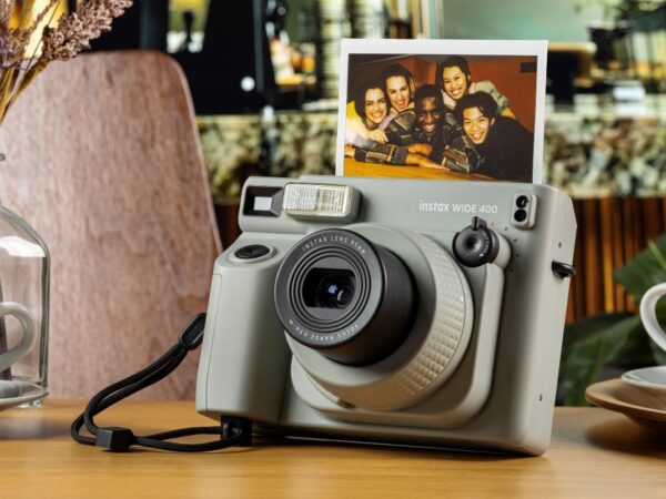 Nový instantní fotoaparát instax WIDE 400 je určen pro focení skupinových snímků
