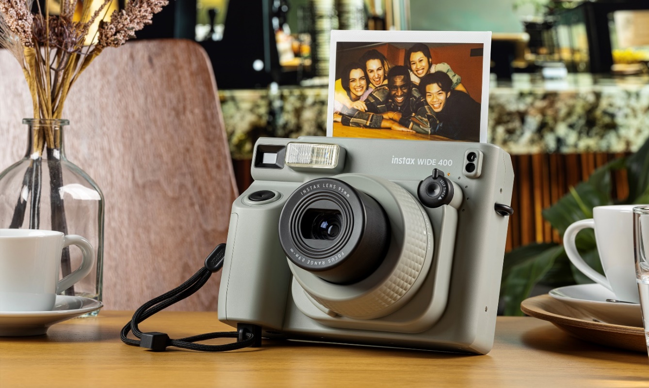 Nový instantní fotoaparát instax WIDE 400 je určen pro focení skupinových snímků