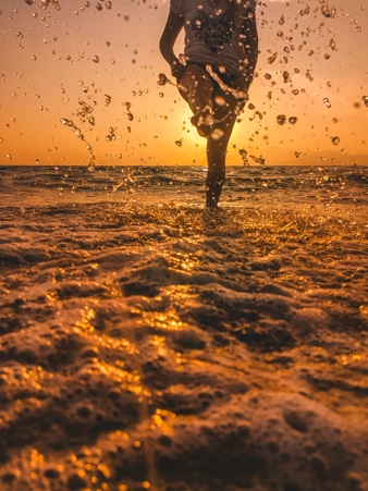A person running on the beach

Description automatically generated