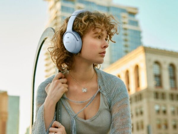 Bose zařazuje do stálé nabídky sluchátek novou světle modrou barvu „Moonstone Blue“, k dispozici je u dvou modelů