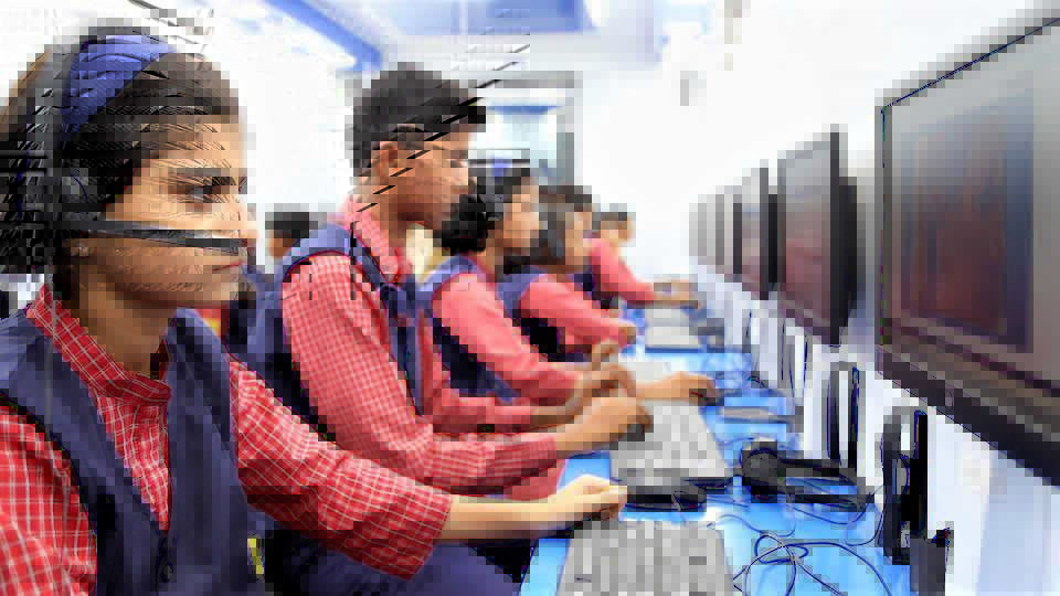Studie HP: Lidé ve vedoucích pozicích věří, že bude AI důležitým nástrojem pro plnění cílů udržitelnosti i sociální odpovědnosti