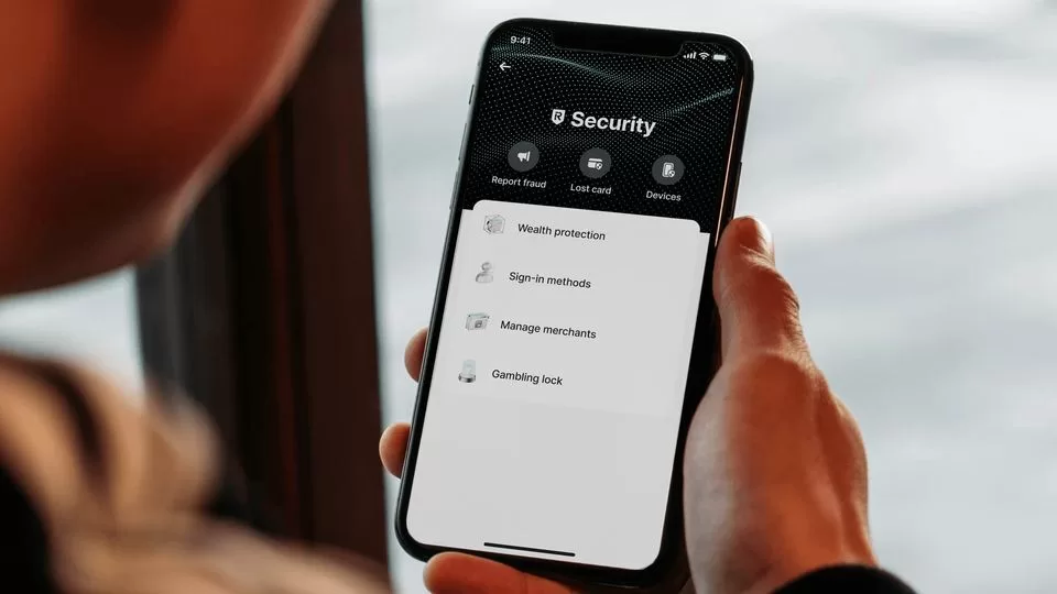 Nová funkce od Revolutu pomůže zabránit přístupu zlodějů k telefonům, a ochránit tak peníze na účtech zákazníků