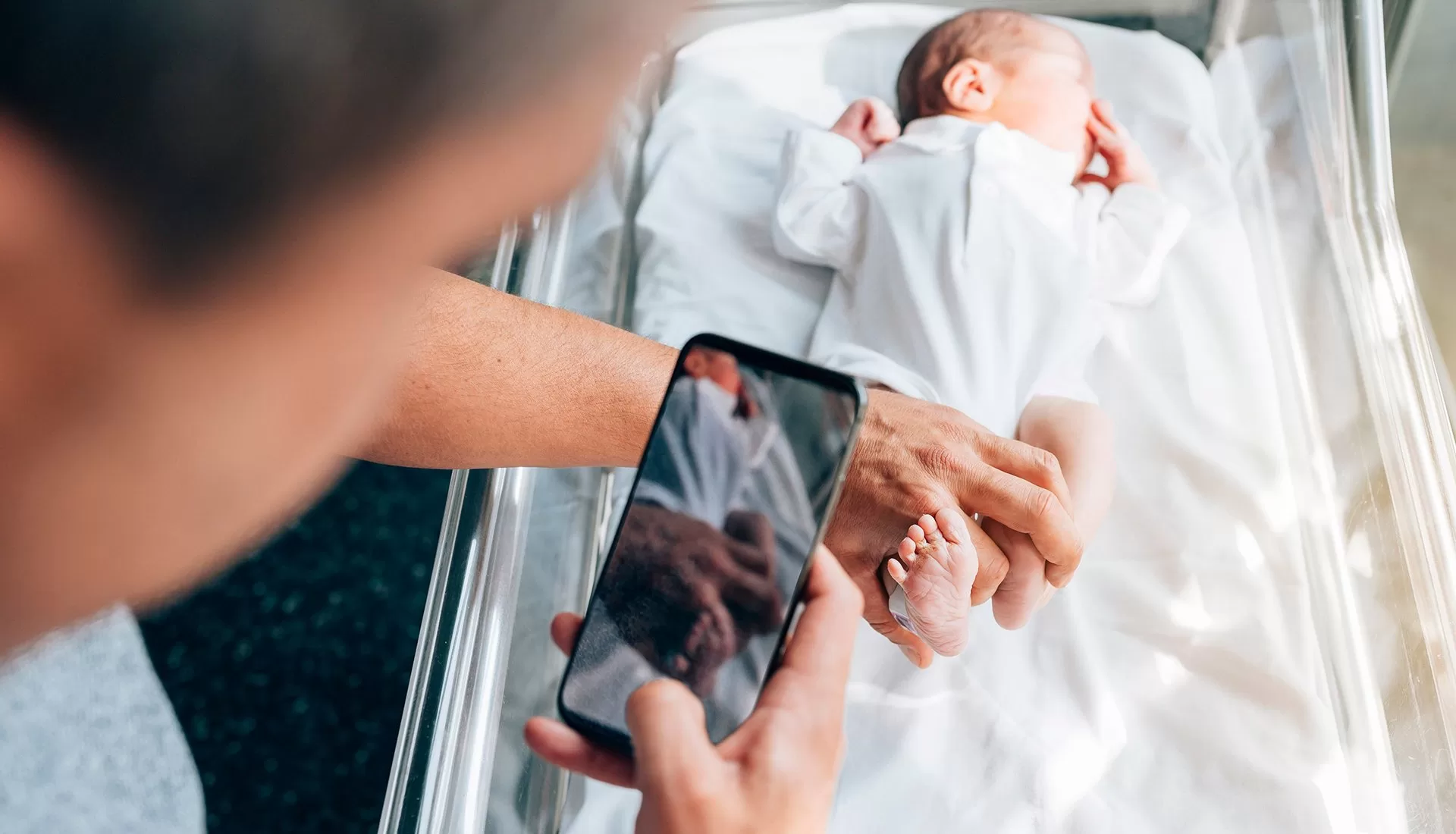 Ročně dojde ke statisícům případů zneužívání dětí na internetu. Mohou za to i rodiče, kteří sdílí fotky svých potomků