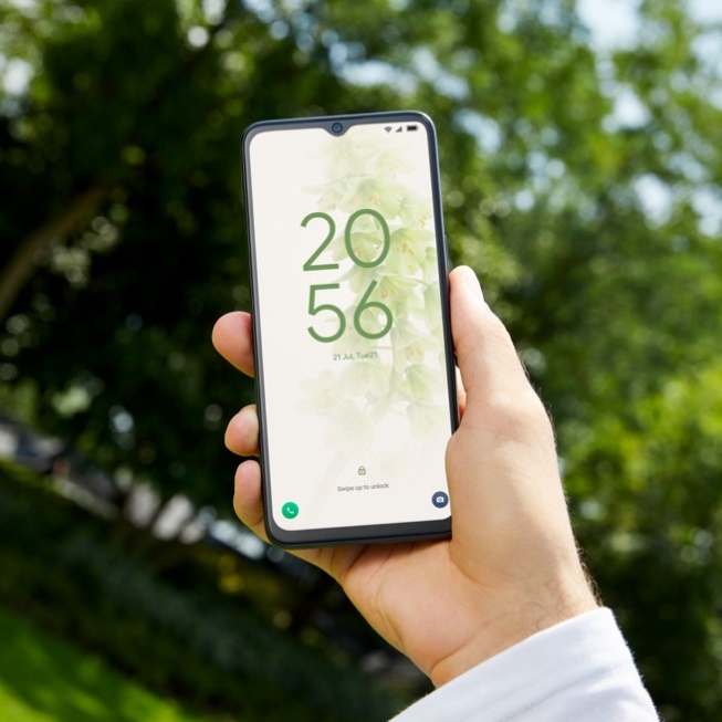 Obsah obrázku strom, osoba, venku, Mobilní telefon  Popis byl vytvořen automaticky
