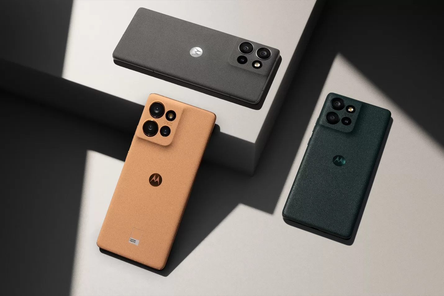 motorola edge 50 přichází jako nejtenčí smartphone na světě s certifikací IP68 MIL-810H pro vojenské účely¹