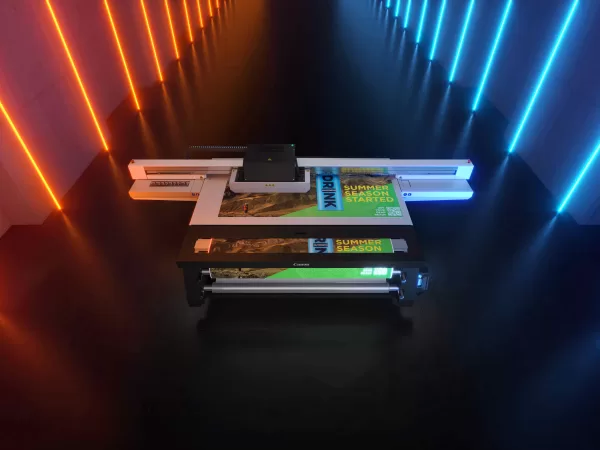 Canon zvyšuje produktivitu a výkon UV flatbed tiskáren řady Arizona 1300 zavedením technologie FLXflow