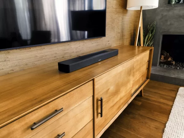 Bose představilo dostupné true wireless špunty s ANC i bezdrátovým dobíjením a kompaktní soundbar s Dolby Atmos