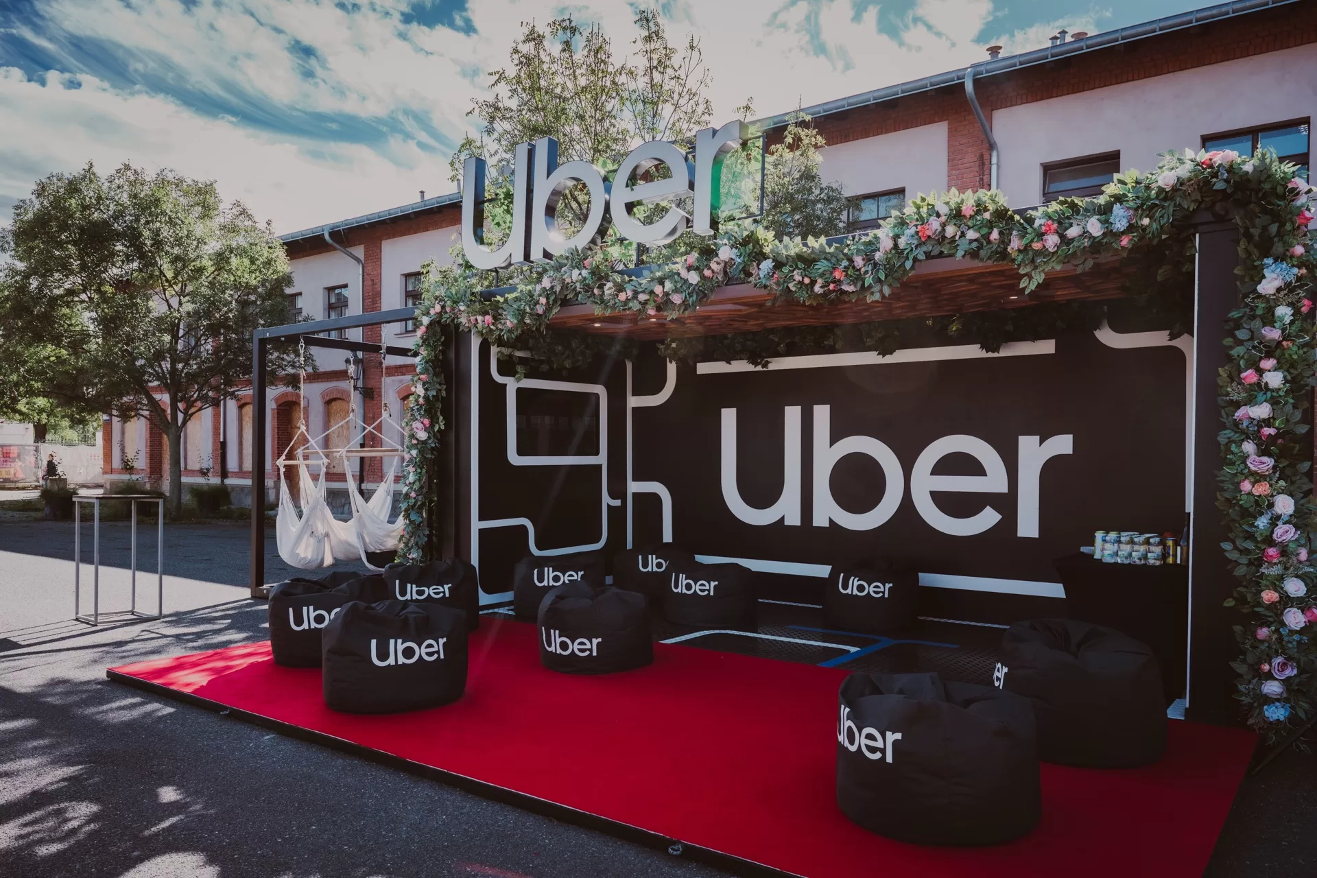 Uber slaví 10 let v Česku, na kontě má 4,6 milionu pasažérů i partnerství s letištěm. Teď vyhlíží vodík a další města