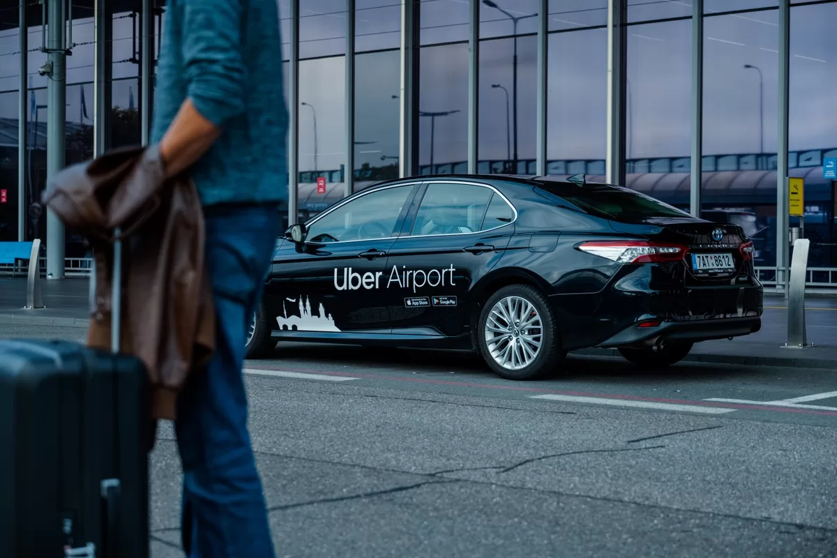 Uber slaví 10 let v Česku, na kontě má 4,6 milionu pasažérů i partnerství s letištěm. Teď vyhlíží vodík a další města