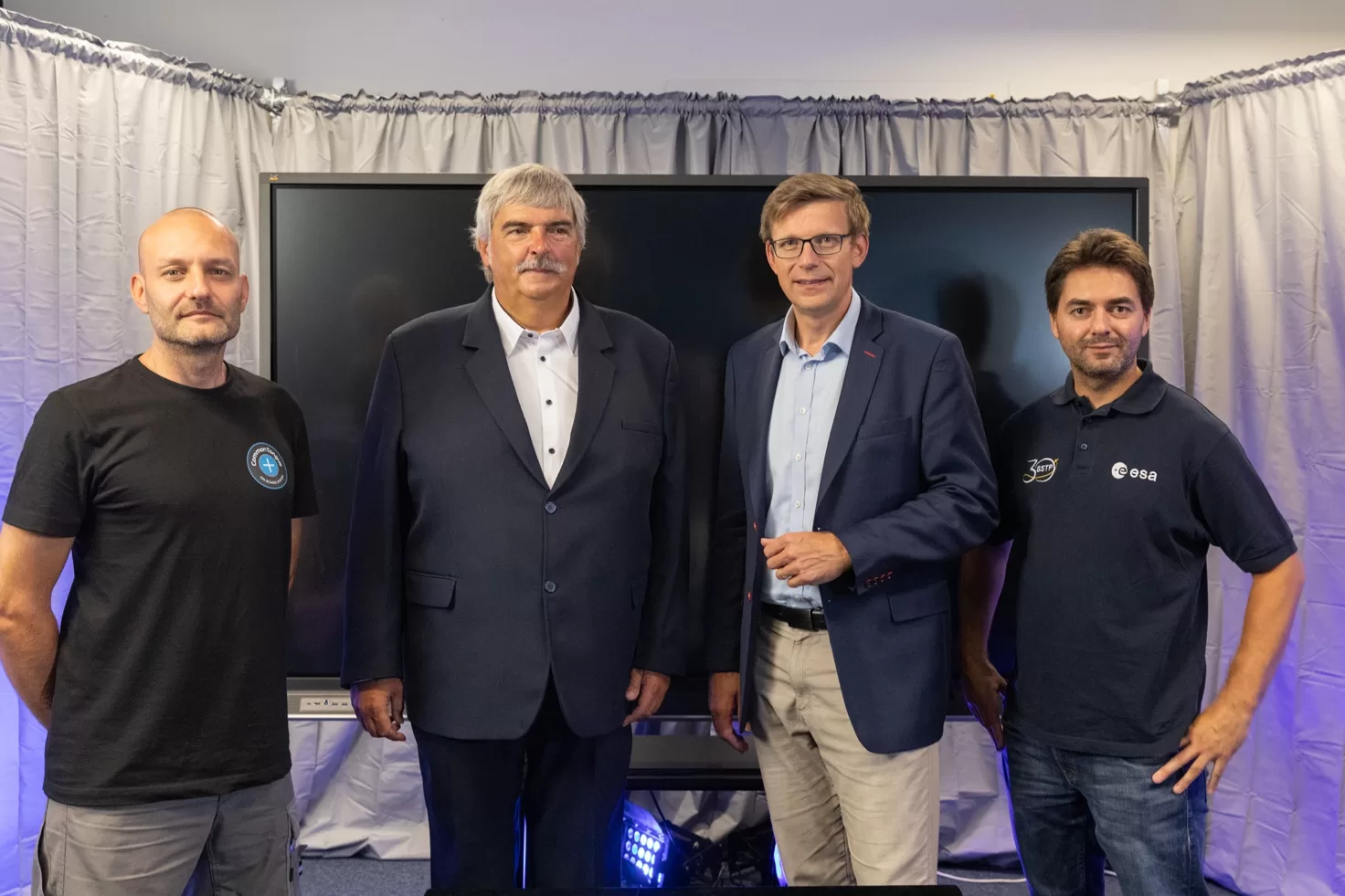 Obsah obrázku oblečení, osoba, úsměv, Lidská tvář  Popis byl vytvořen automaticky