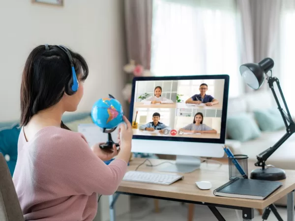 Vzdělání v digitálním věku: Online vs. tradiční výuka pro novou generaci dětí