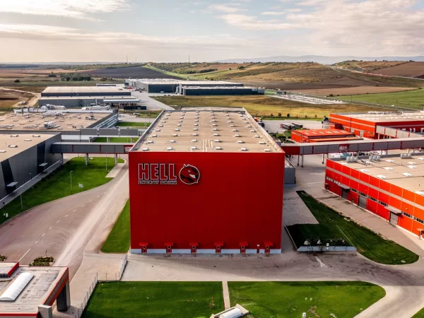 Obří továrna maďarské společnosti HELL ENERGY dočasně zastaví výrobu z důvodu nedostatku B-vitaminů v Evropě