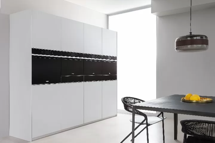 Černá je nová bílá. A spotřebičům sluší