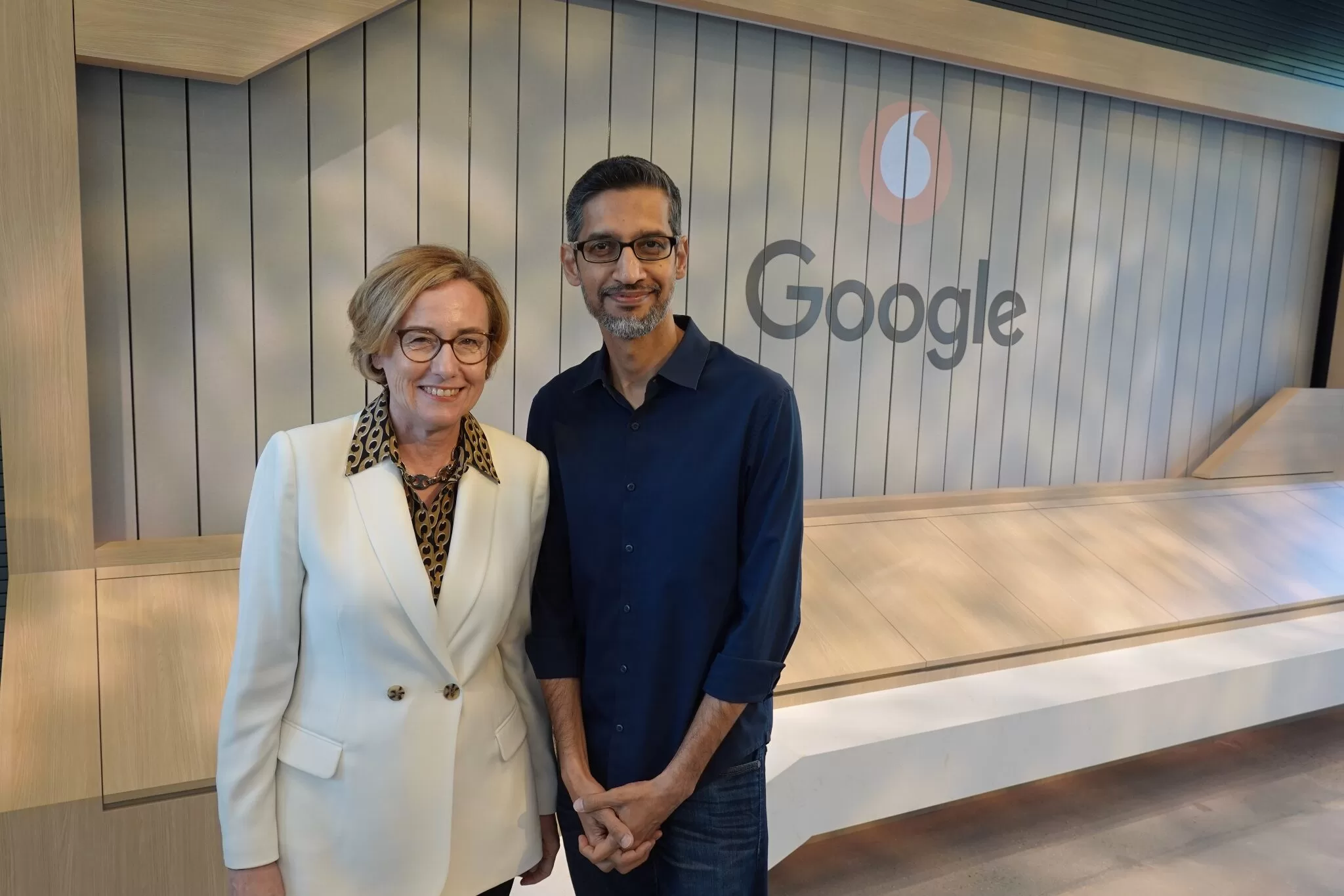 Vodafone a Google spojují síly v Evropě a Africe, uzavírají miliardovou desetiletou smlouvu na Cloud, mobilní zařízení a kyberbezpečnost
