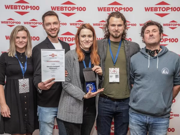 SmartEmailing si z WebTop100 veze dvě ocenění. Bodovala vánoční kytarová kampaň i firemní podcast