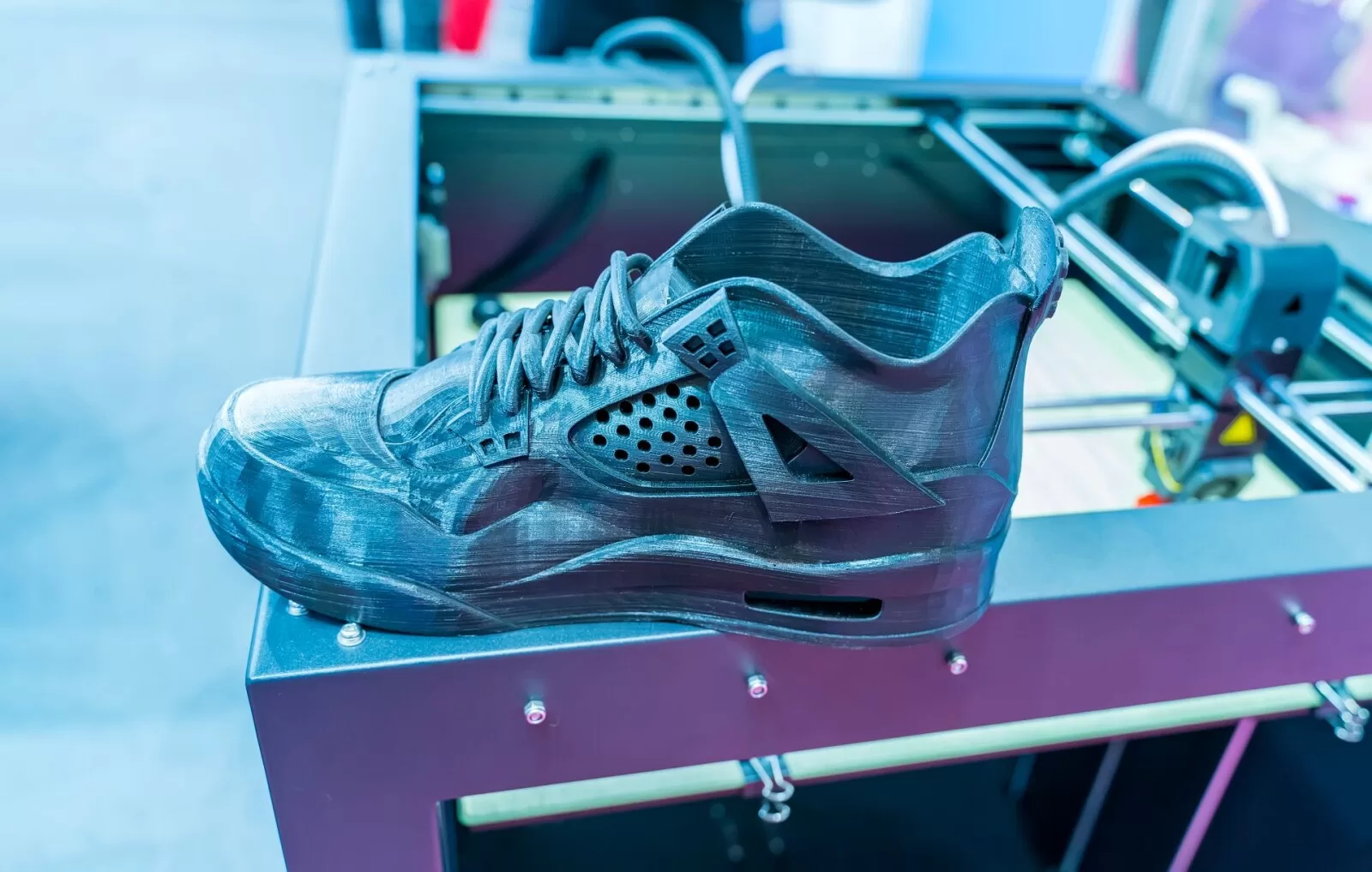 Tenisky, židle nebo protéza na míru? Díky 3D tisku roste masová výroba „na přání“