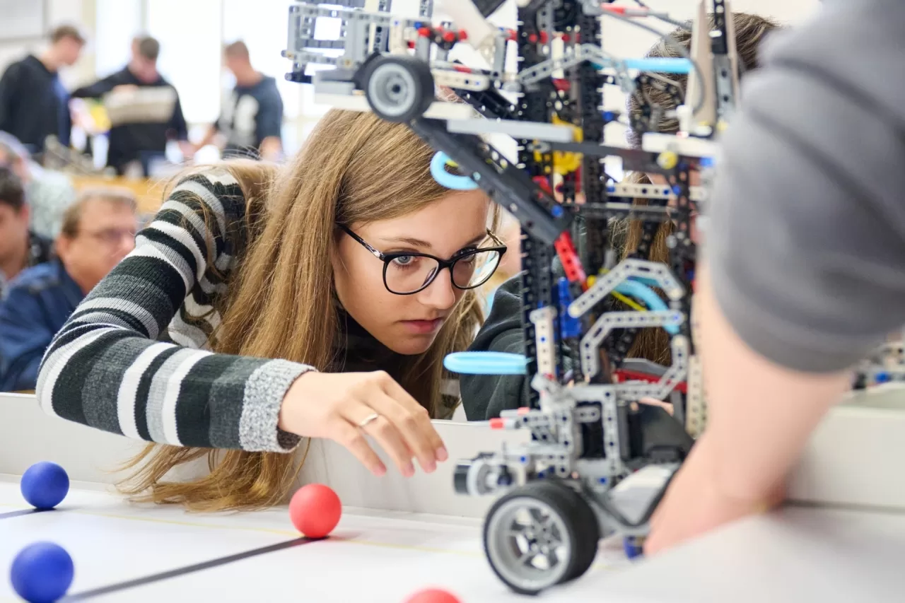 Finále Robosoutěže 2024 pro střední školy se koná už tento pátek. „Roboti-popeláři“ budou uklízet, ale i škodit soupeřům