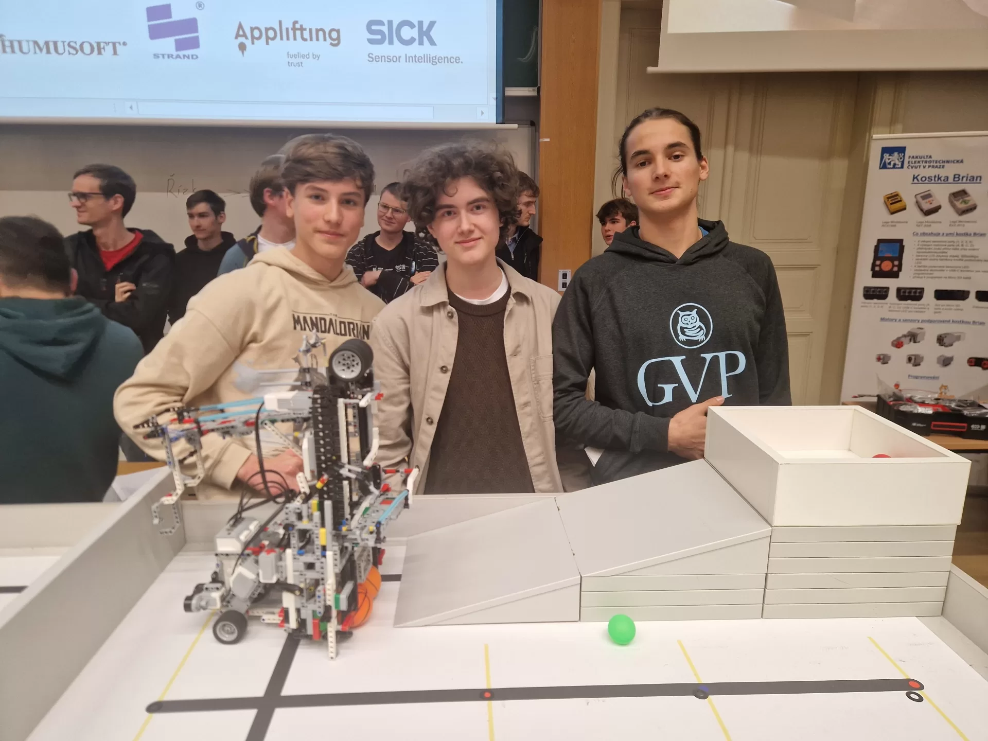 Finále Robosoutěže 2024 pro střední školy s nejlepším „robotickým popelářem“ vyhrál tým pražského Gymnázia Na Vítězné pláni