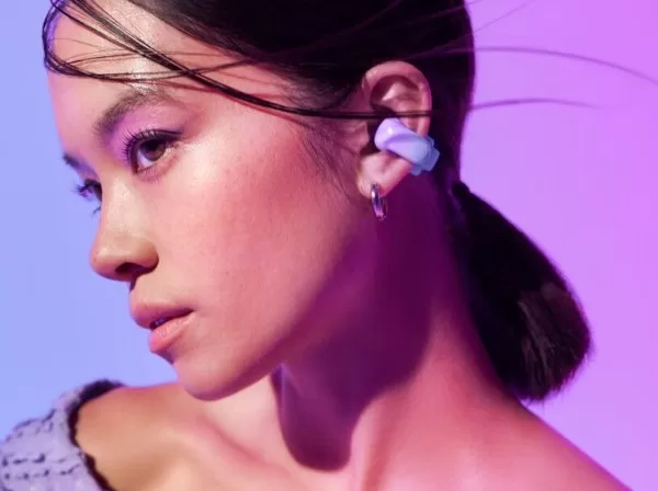 Bose uvádí na náš trh dvě nové módní barvy hrajících náušnic Ultra Open Earbuds, prozatím ve velmi omezeném počtu kusů