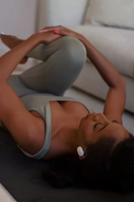 Obsah obrázku osoba, interiér, zeď, postel  Popis byl vytvořen automaticky