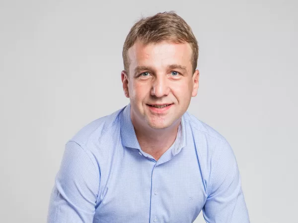Komentář: Situace s mařiči energie je absurdní. Řešením je podpora bateriových úložišť namísto fotovoltaiky