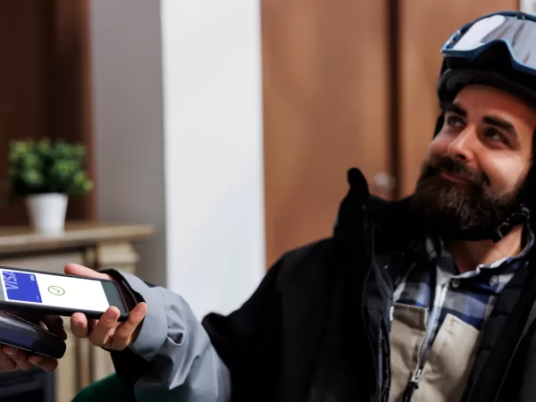 Polovina Čechů plánuje zimní dovolenou na horách: 3/4 budou platit digitálně