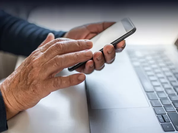 Digitalizace mezi seniory na vzestupu: 74 % z nich vítá nové technologie v každodenním životě