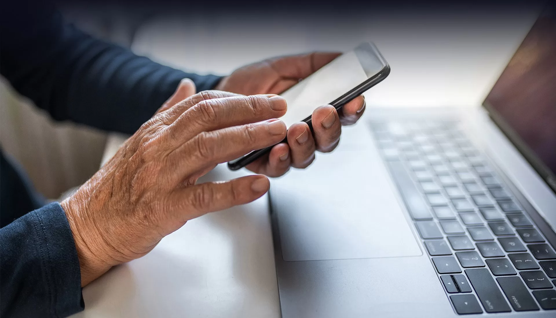 Digitalizace mezi seniory na vzestupu: 74 % z nich vítá nové technologie v každodenním životě