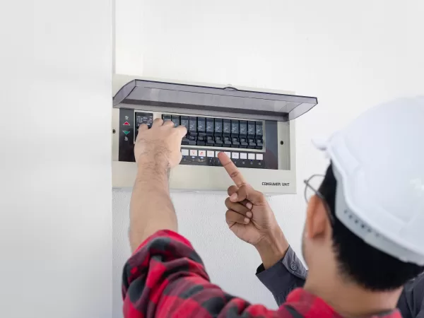 Firmy a obce podceňují jističe. Platí kvůli nim statisíce korun navíc, pomoci může i nástup chytrých elektroměrů