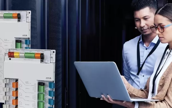 Axis uvádí dvě novinky v řízení přístupu –  síťové multidveřní ovladače vhodné k centralizovaným instalacím