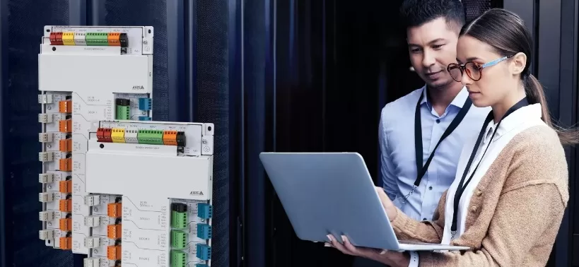 Axis uvádí dvě novinky v řízení přístupu –  síťové multidveřní ovladače vhodné k centralizovaným instalacím