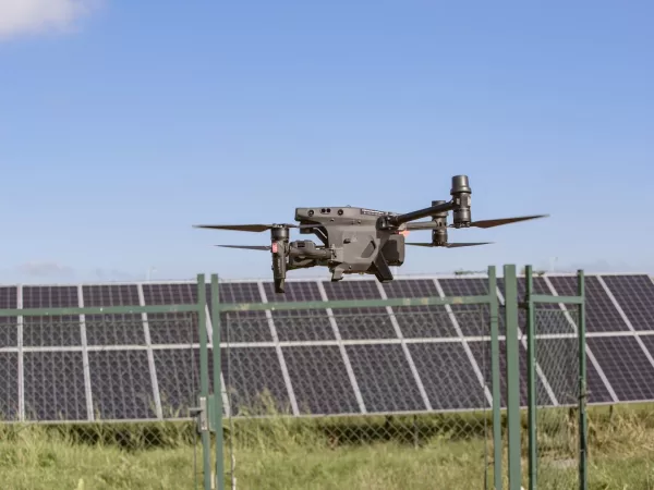 Drony a AI hlídají výkonnost solárních elektráren. Jsou rychlejší a přesnější. Zkontrolovat elektrárnu si už dokáže každý provozovatel