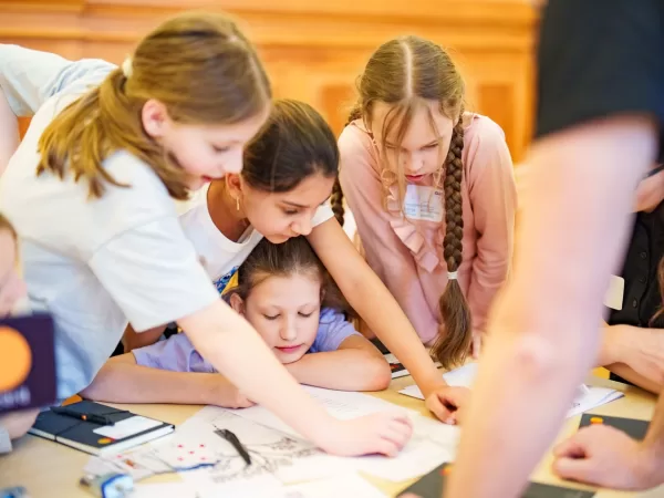 Mastercard přináší do Česka svůj oceňovaný vzdělávací program Girls4Tech a inspiruje dívky k objevování technických oborů