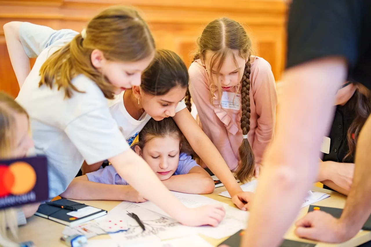 Mastercard přináší do Česka svůj oceňovaný vzdělávací program Girls4Tech a inspiruje dívky k objevování technických oborů