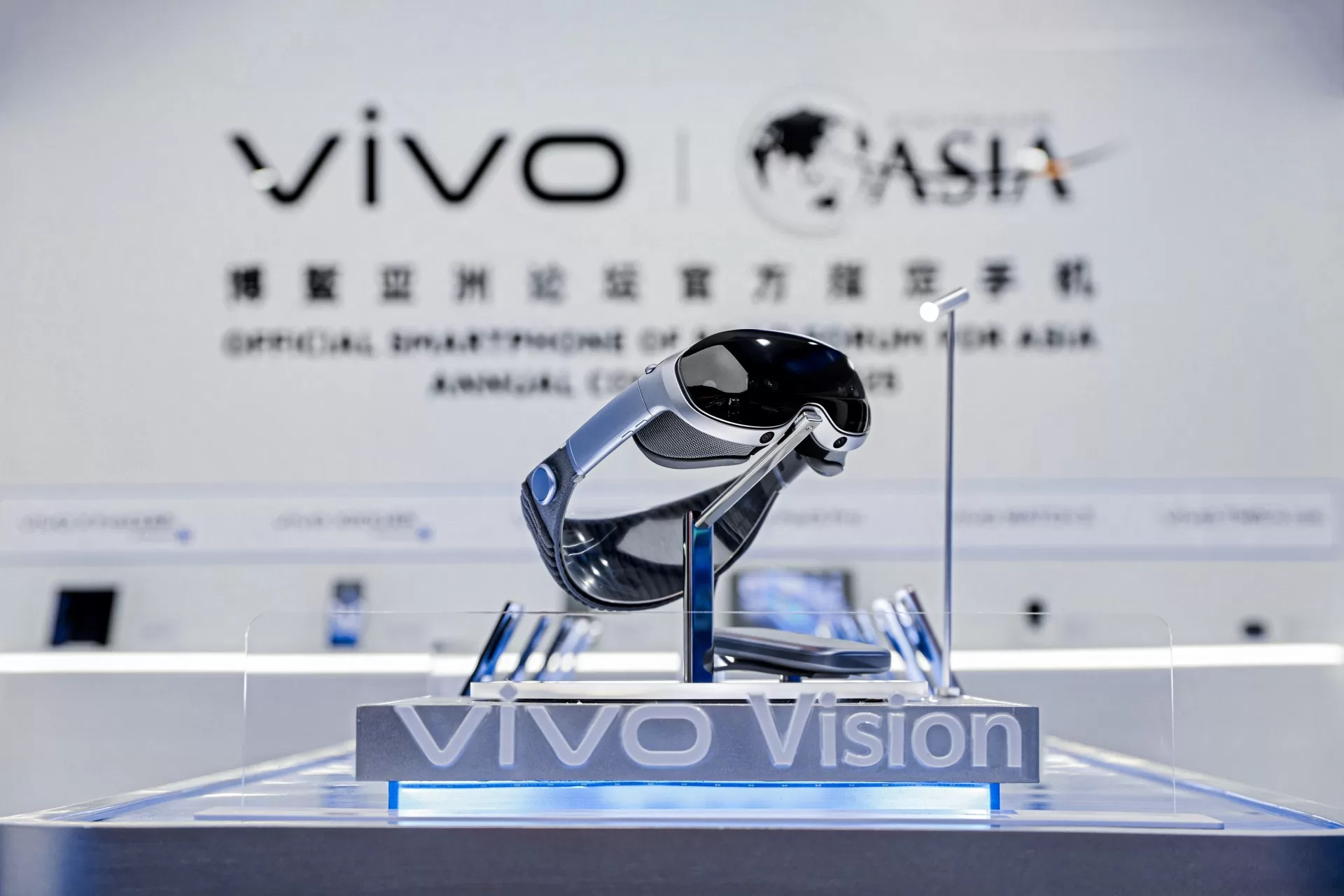 vivo oznamuje otevření robotické laboratoře a představuje první brýle pro smíšenou realitu na konferenci Boao Forum 2025